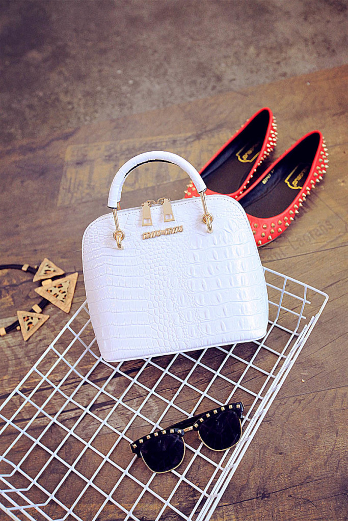 B1145 IDR.175.000 MATERIAL PU SIZE L18XH21XW10CM WEIGHT 650GR COLOR WHITE