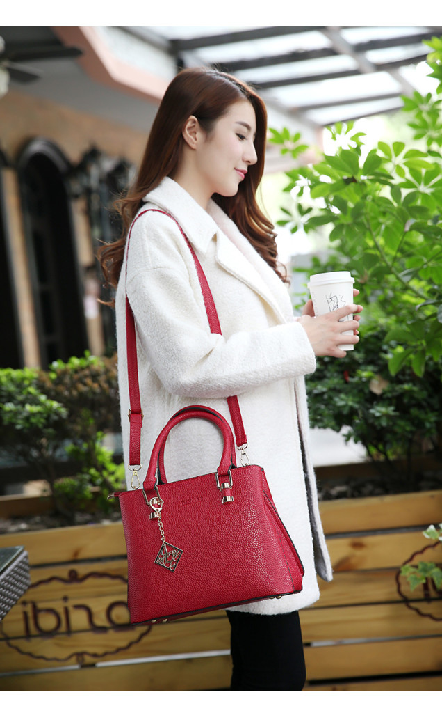 B569 IDR.210.000 MATERIAL PU SIZE L29XH23XW12CM WEIGHT 800GR COLOR RED.jpg