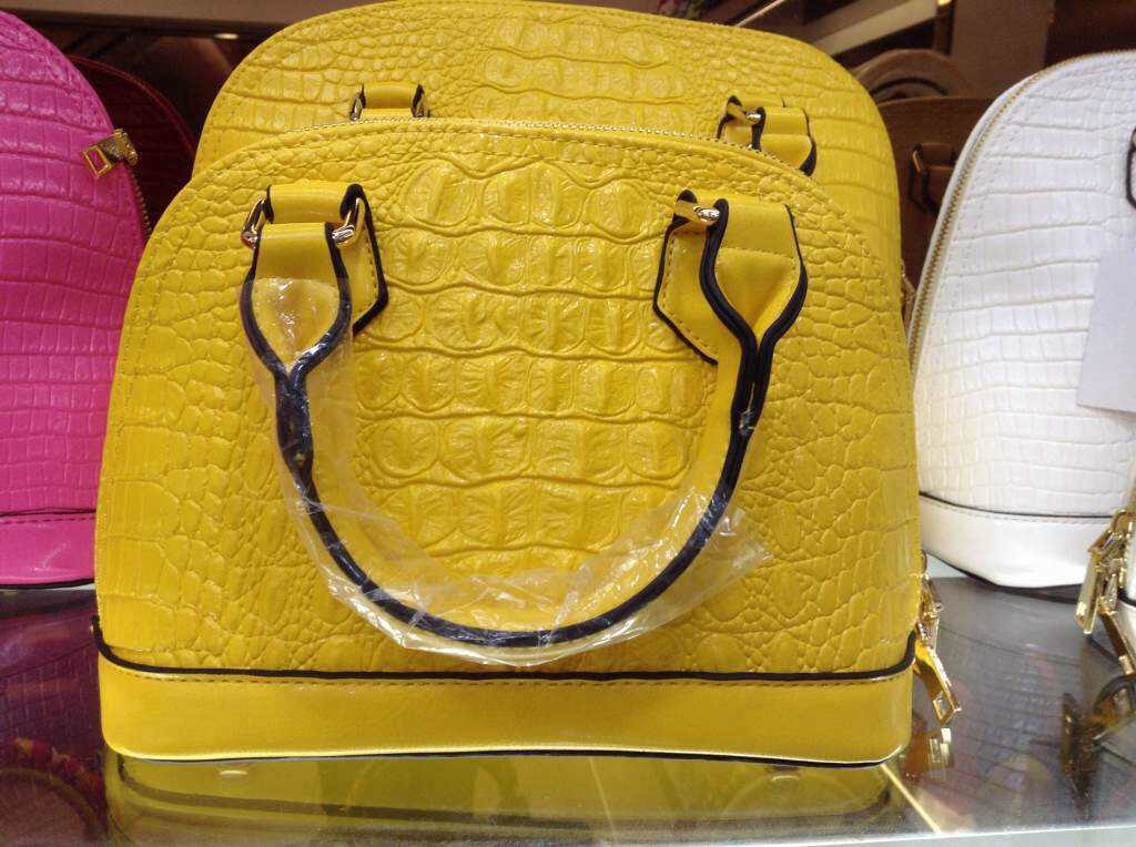 B8212 IDR.188.000 MATERIAL PU SIZE L25XH17XW12CM WEIGHT 600GR COLOR YELLOW