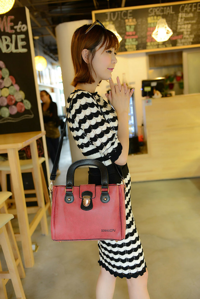 B978 IDR.195.000 MATERIAL MATTE-PU SIZE L28XH20XW10CM WEIGHT 750GR COLOR RED.jpg